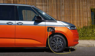 Volkswagen Multivan eHybrid 4MOTION - charging